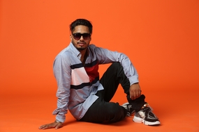 戴墨镜潮流帅哥写真图片